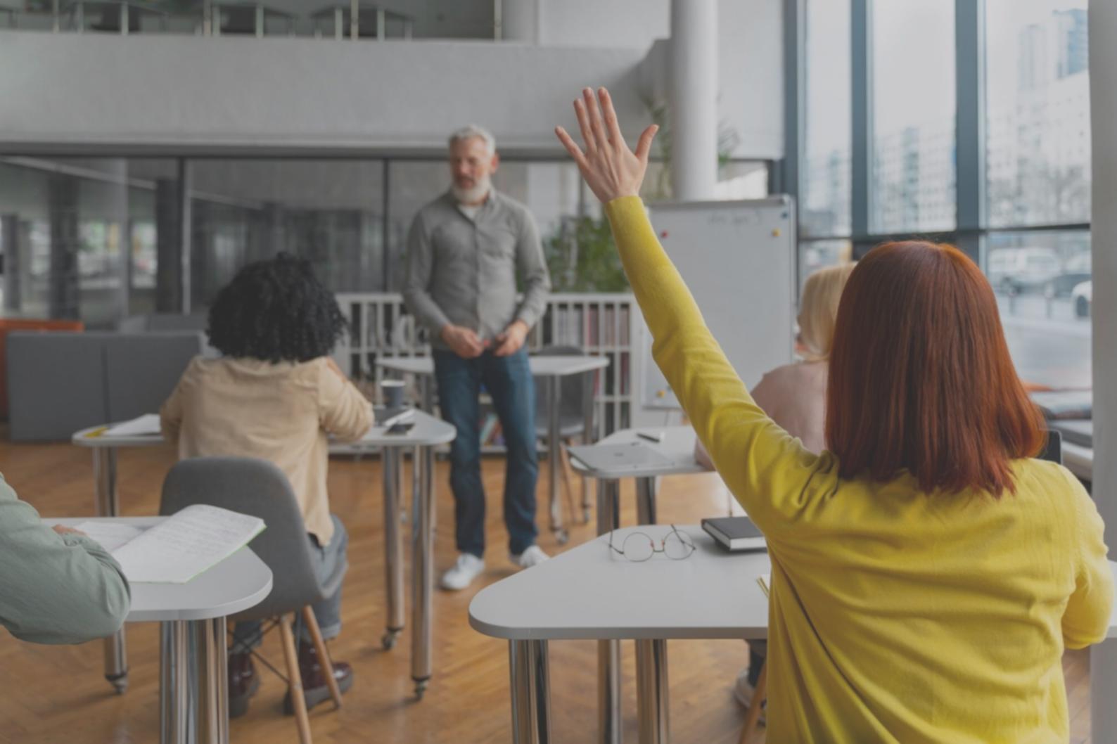 Environnement de travail entrepreneurial moderne avec outils de planification