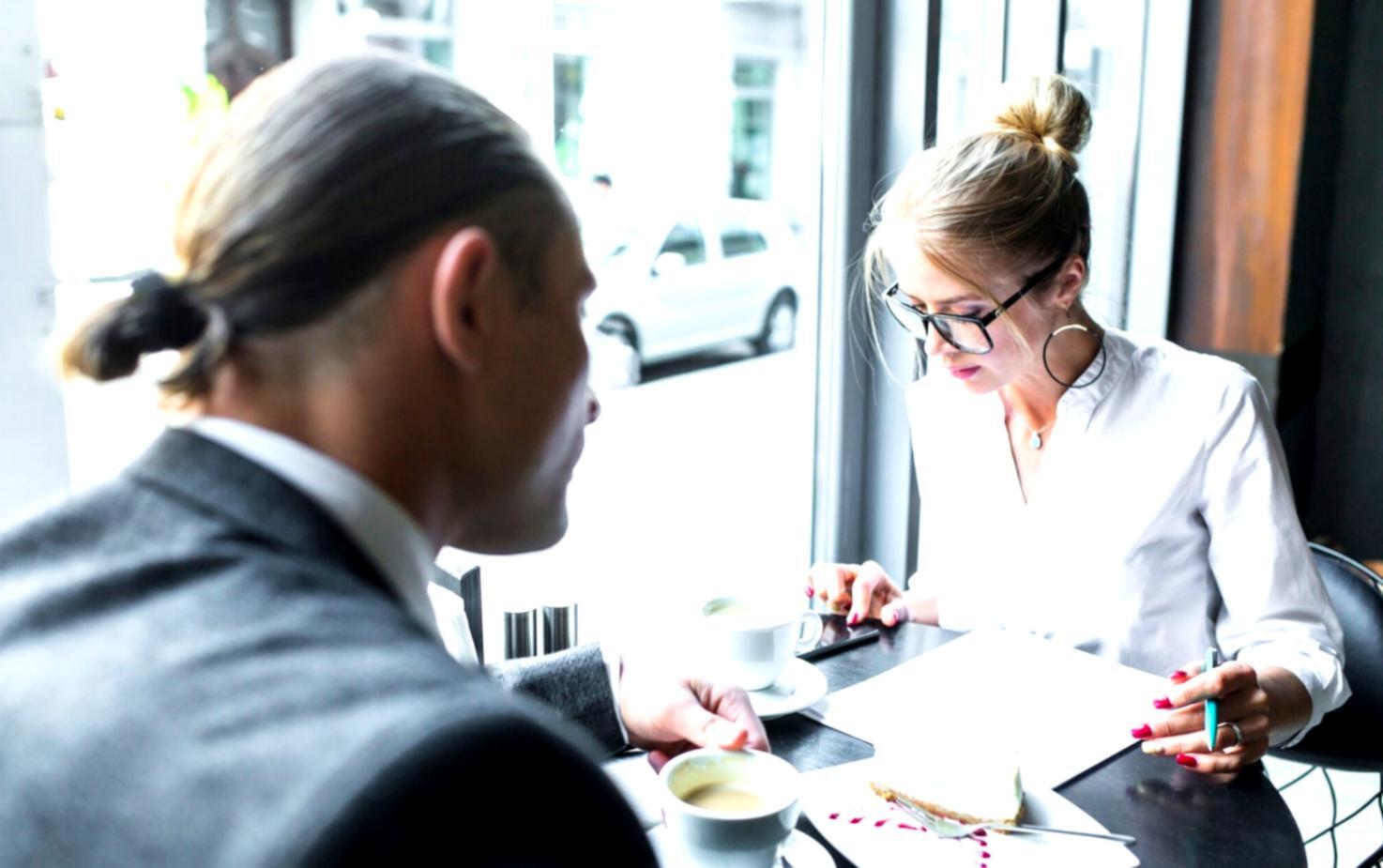 Espace de travail avec documents financiers